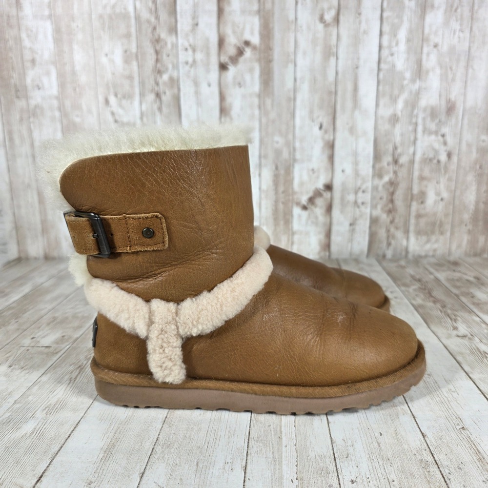 UGG Australia Women's Classic Short Bailey Button Chestnut Sheepskin Size‎ 6